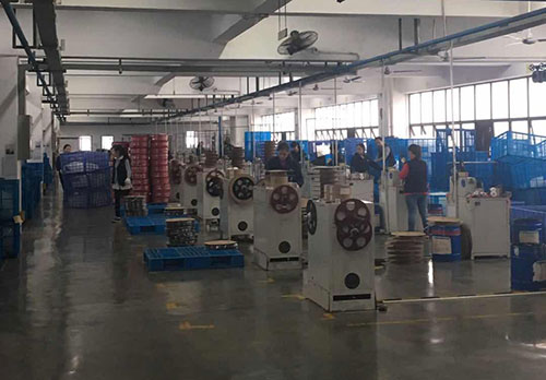 热缩套管装盘包装车间